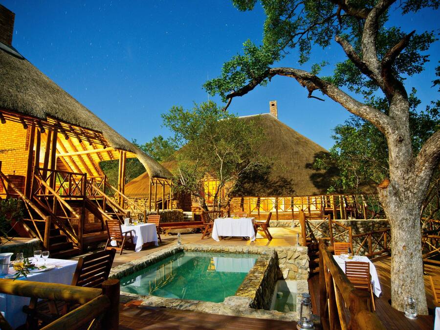 2 outdoor pools, pool loungers