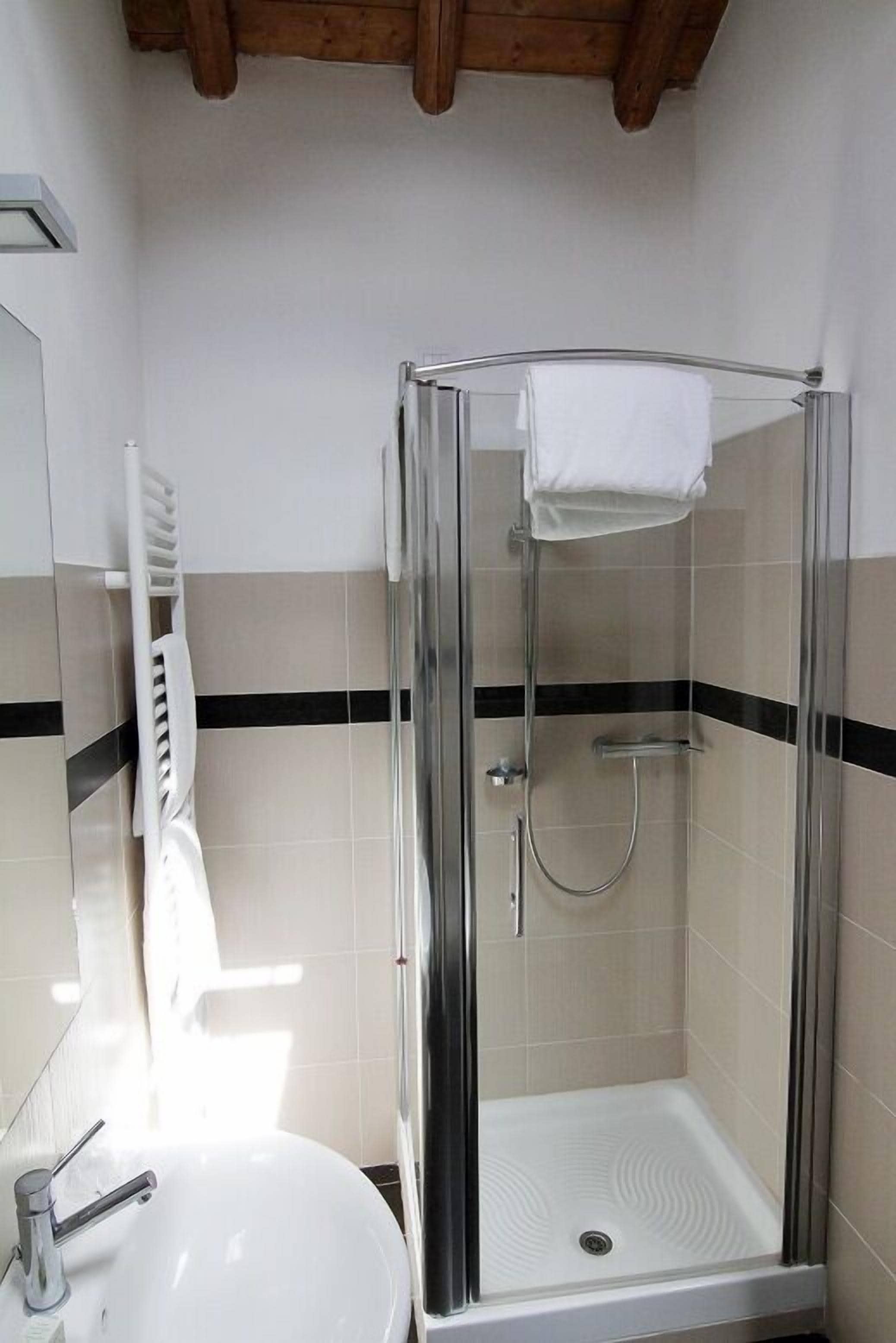 superior double or twin room, mountain view (for 1 or 2 pax) | bathroom shower