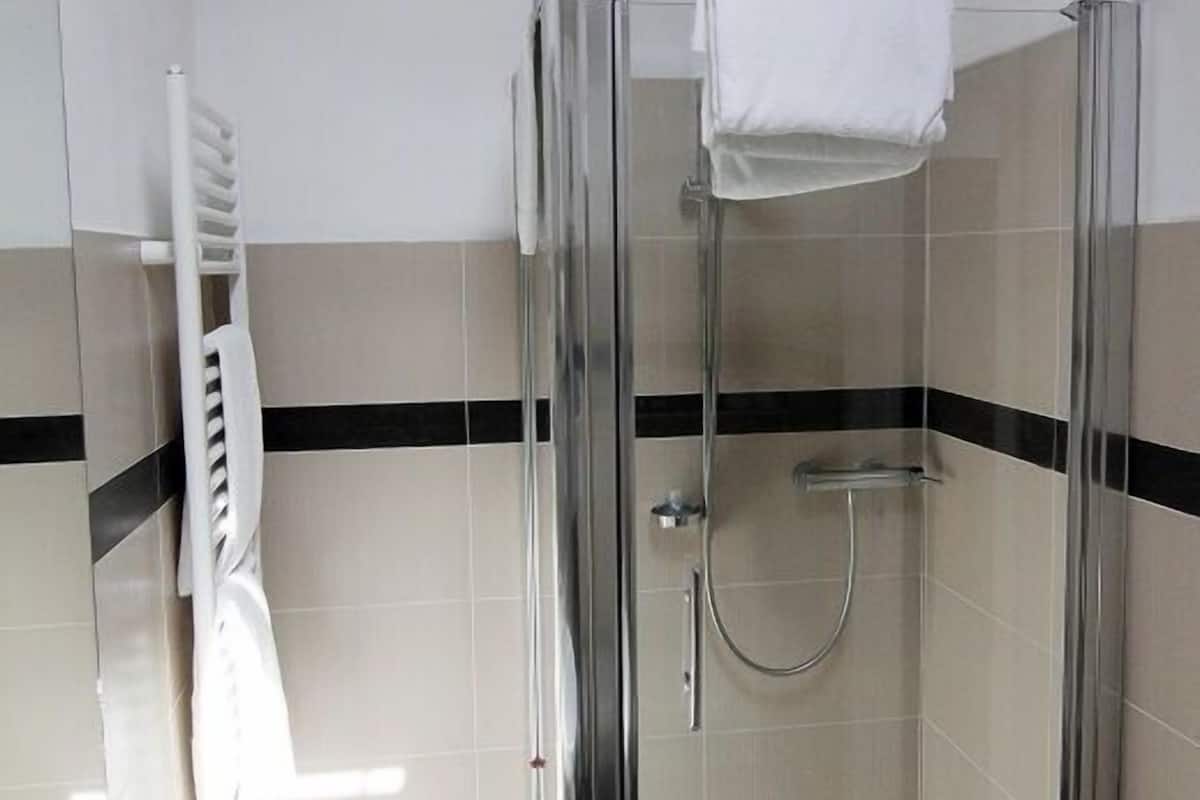superior double or twin room, mountain view (for 1 or 2 pax) | bathroom shower
