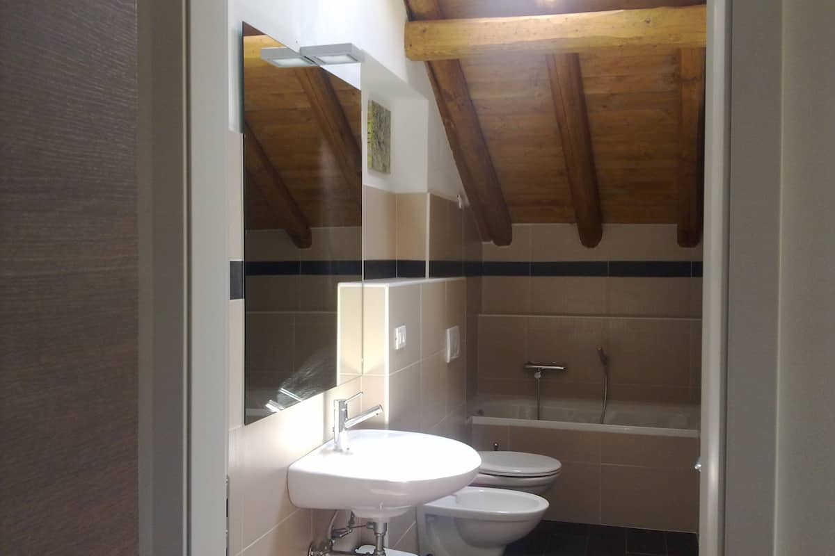 combined shower/bathtub, rainfall showerhead, free toiletries