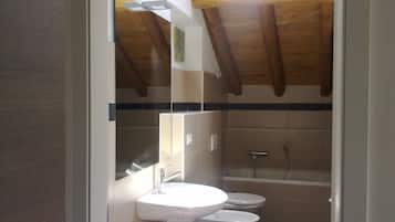 Combined shower/tub, rainfall showerhead, free toiletries, hair dryer