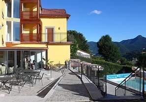 Outdoor pool - Hotel Corte Santa Libera (Centro Valle Intelvi)