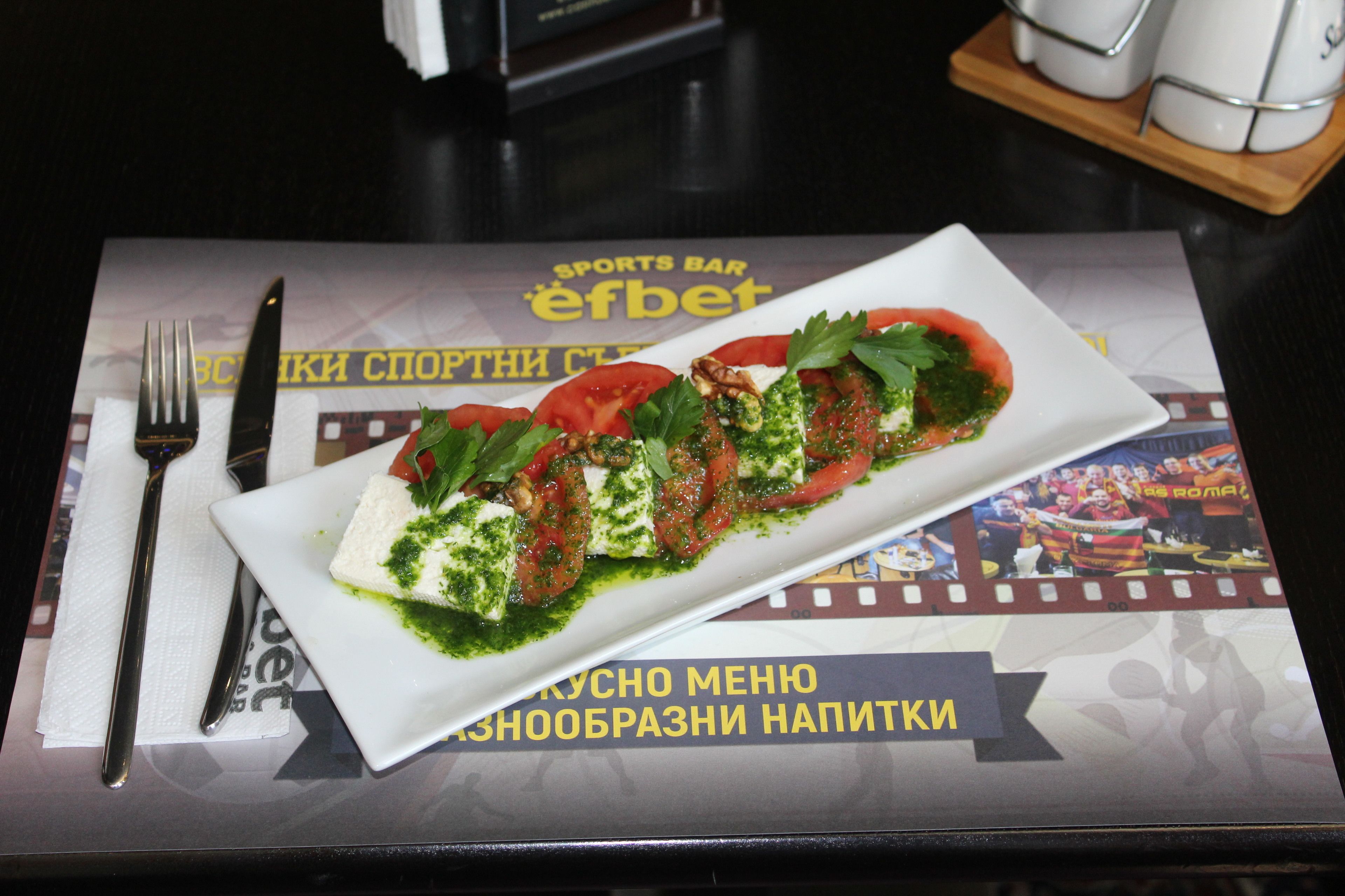 Cardápio de restaurante com um prato de massa, tomate e ervas.