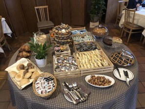 Daily buffet breakfast for a fee - Crimea Wine Hotel (Chiavenna)