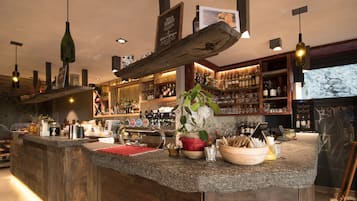 Cocktail bar, con vista sul giardino, aperto tutti i giorni