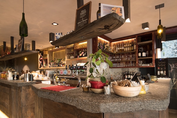 Cocktailbar, Blick auf den Garten, täglich geöffnet