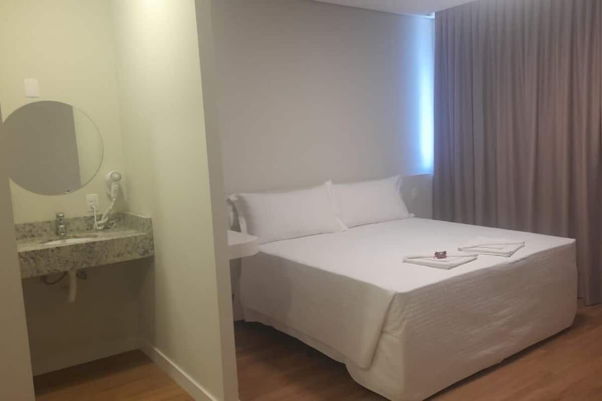1 sovrum, sängtillbehör av högsta kvalitet och minibar