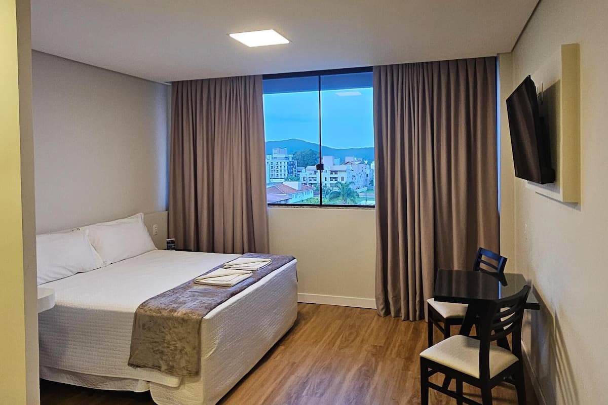 Peralatan tempat tidur premium, bar mini, peti besi dalam bilik