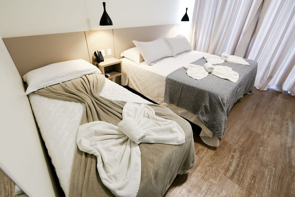 Suíte Triplo Luxo com sacada | 1 sovrum, sängtillbehör av högsta kvalitet och minibar