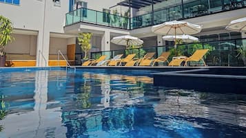 Una piscina al aire libre (de 10:00 a 22:00), tumbonas