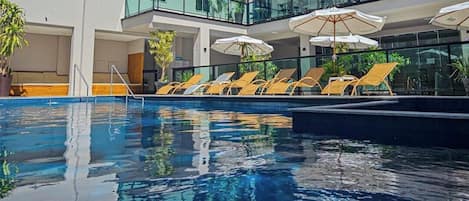 屋外プール、営業時間 10:00 ~ 22:00、サンラウンジャー
