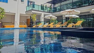 Piscina externa, funciona das 10h às 22h, espreguiçadeiras