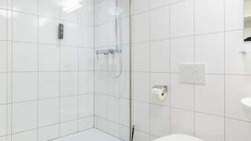 Douche, sèche-cheveux, serviettes fournies