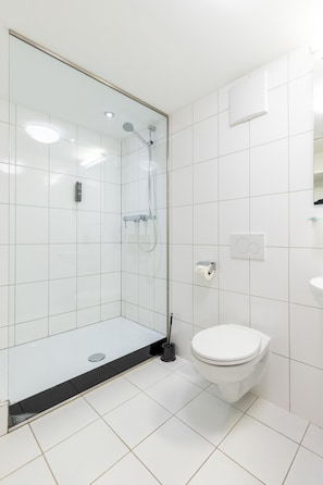 Shower, hair dryer, towels - mk | hotel frankfurt (Frankfurt)