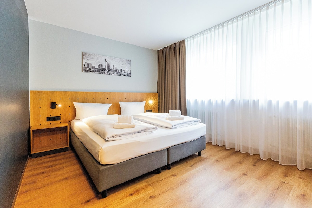 Double Room | เครื่องนอนป้องกันสารก่อภูมิแพ้, โต๊ะทำงาน, พื้นที่ทำงานแบบใช้แล็ปท็อป