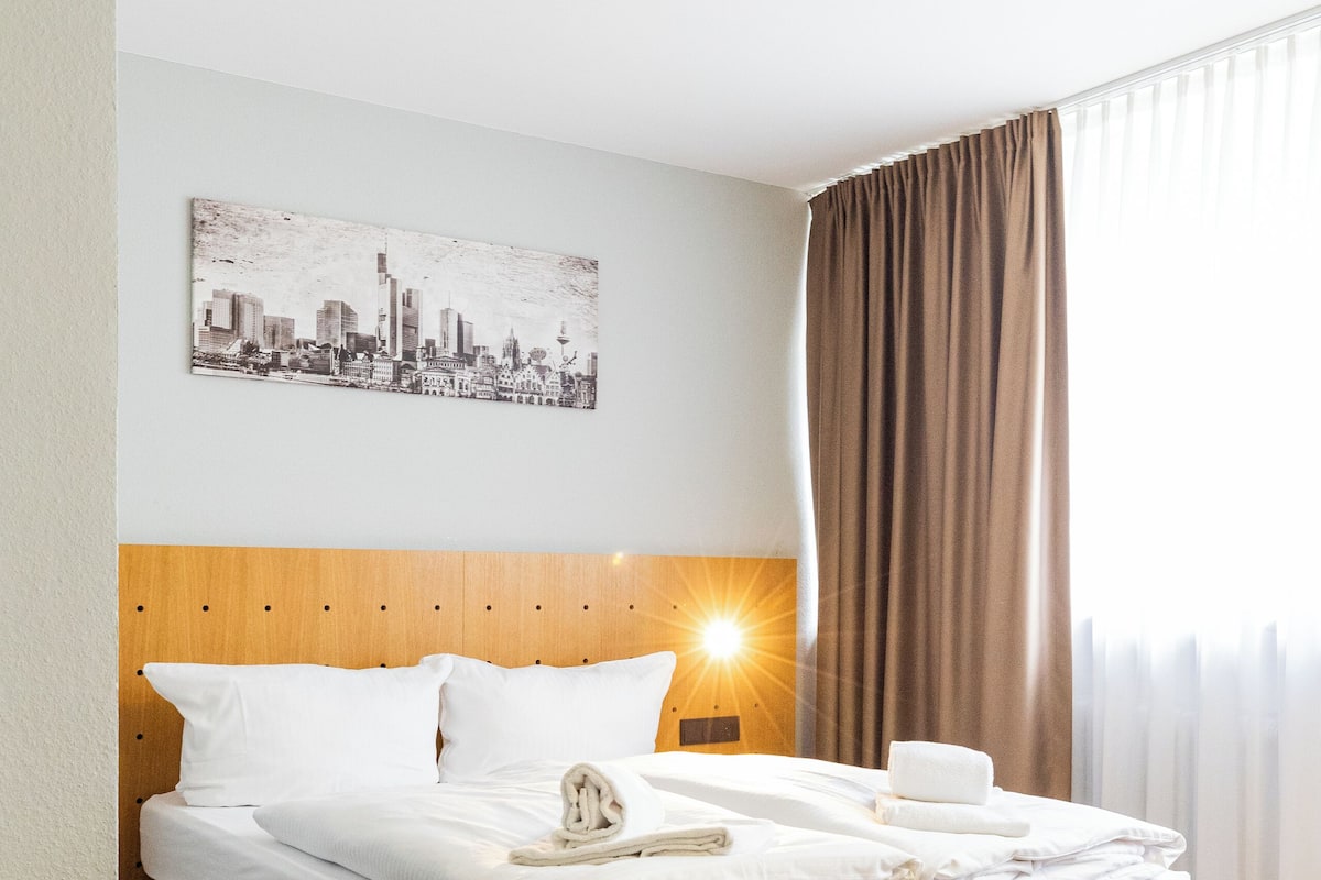 French Room | เครื่องนอนป้องกันสารก่อภูมิแพ้, โต๊ะทำงาน, พื้นที่ทำงานแบบใช้แล็ปท็อป
