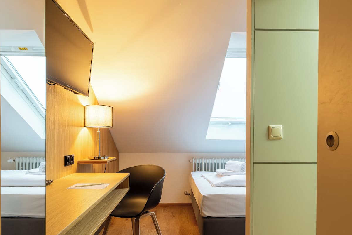 Hostel Single Room | เครื่องนอนป้องกันสารก่อภูมิแพ้, โต๊ะทำงาน, พื้นที่ทำงานแบบใช้แล็ปท็ อป