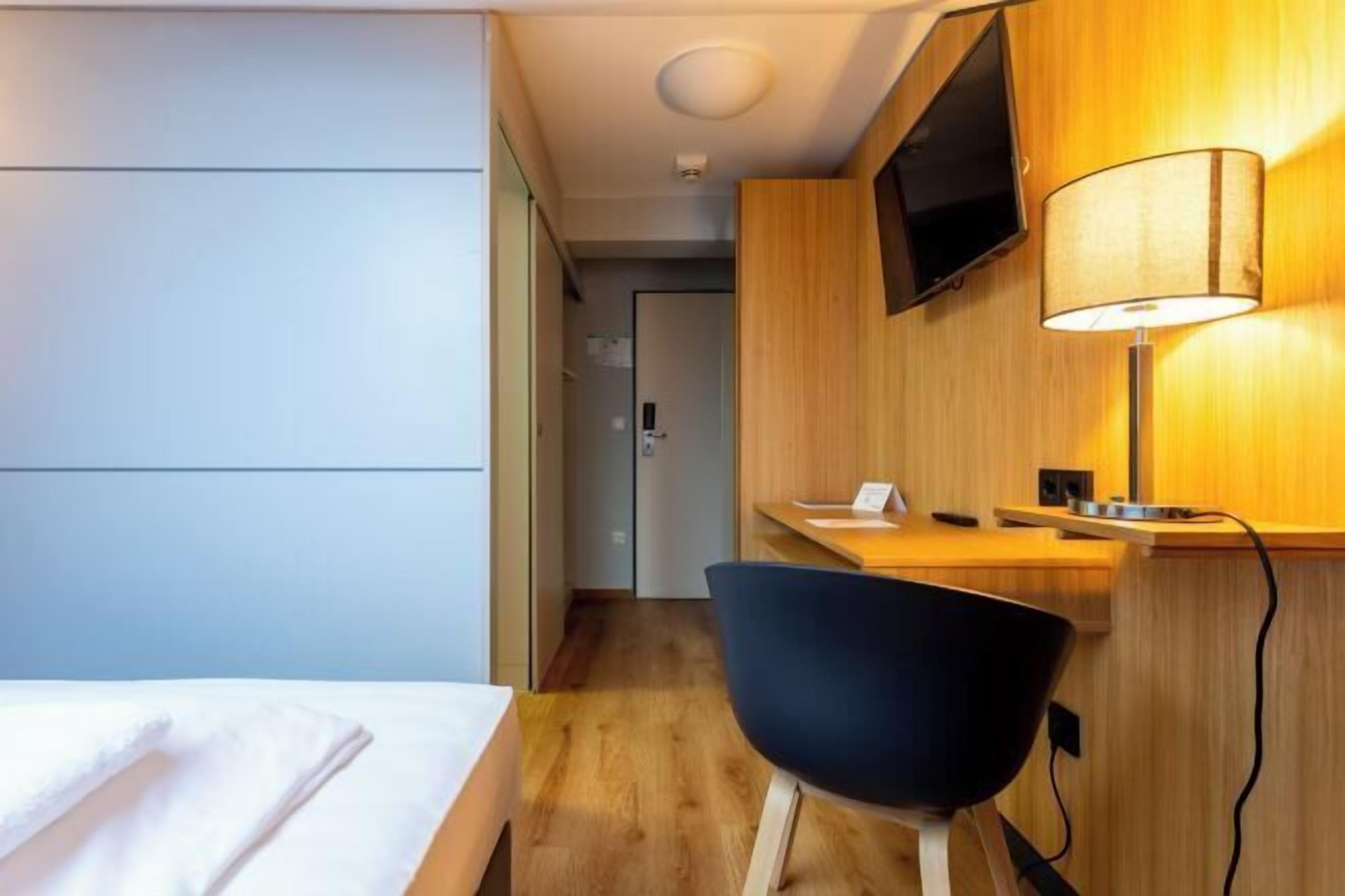 低刺激性寝具、セーフティボックス (室内)、デスク、ノートパソコン用作業スペース