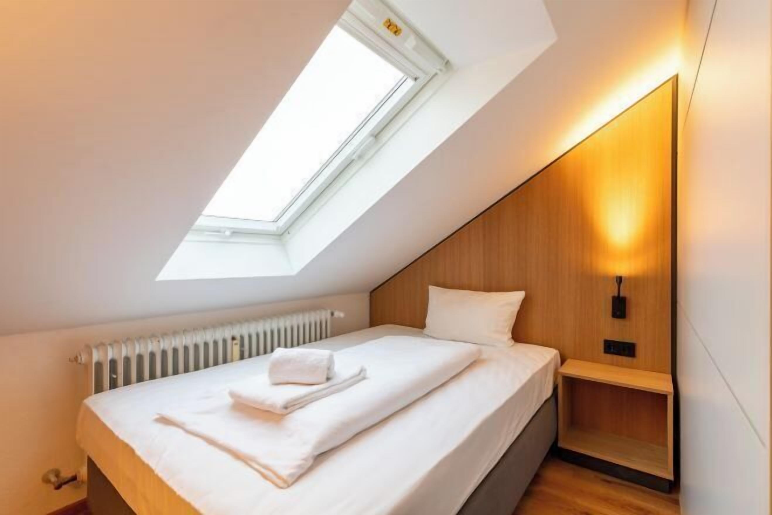 低刺激性寝具、セーフティボックス (室内)、デスク、ノートパソコン用作業スペース