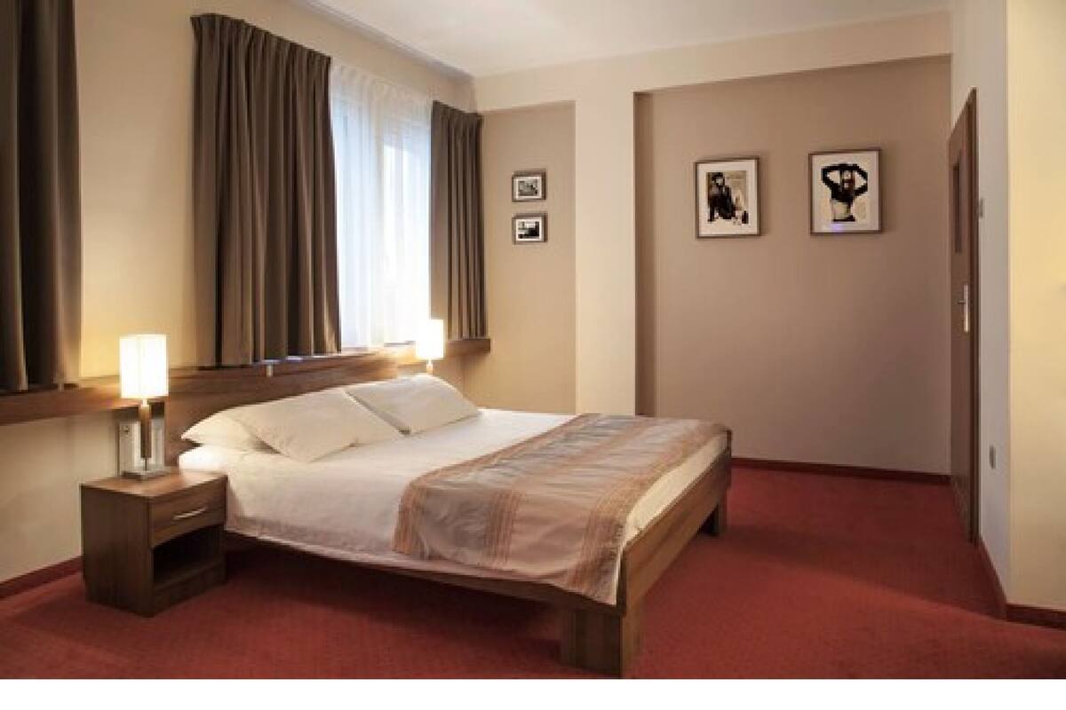 Escritorio, tabla de planchar con plancha, wifi gratis y ropa de cama 