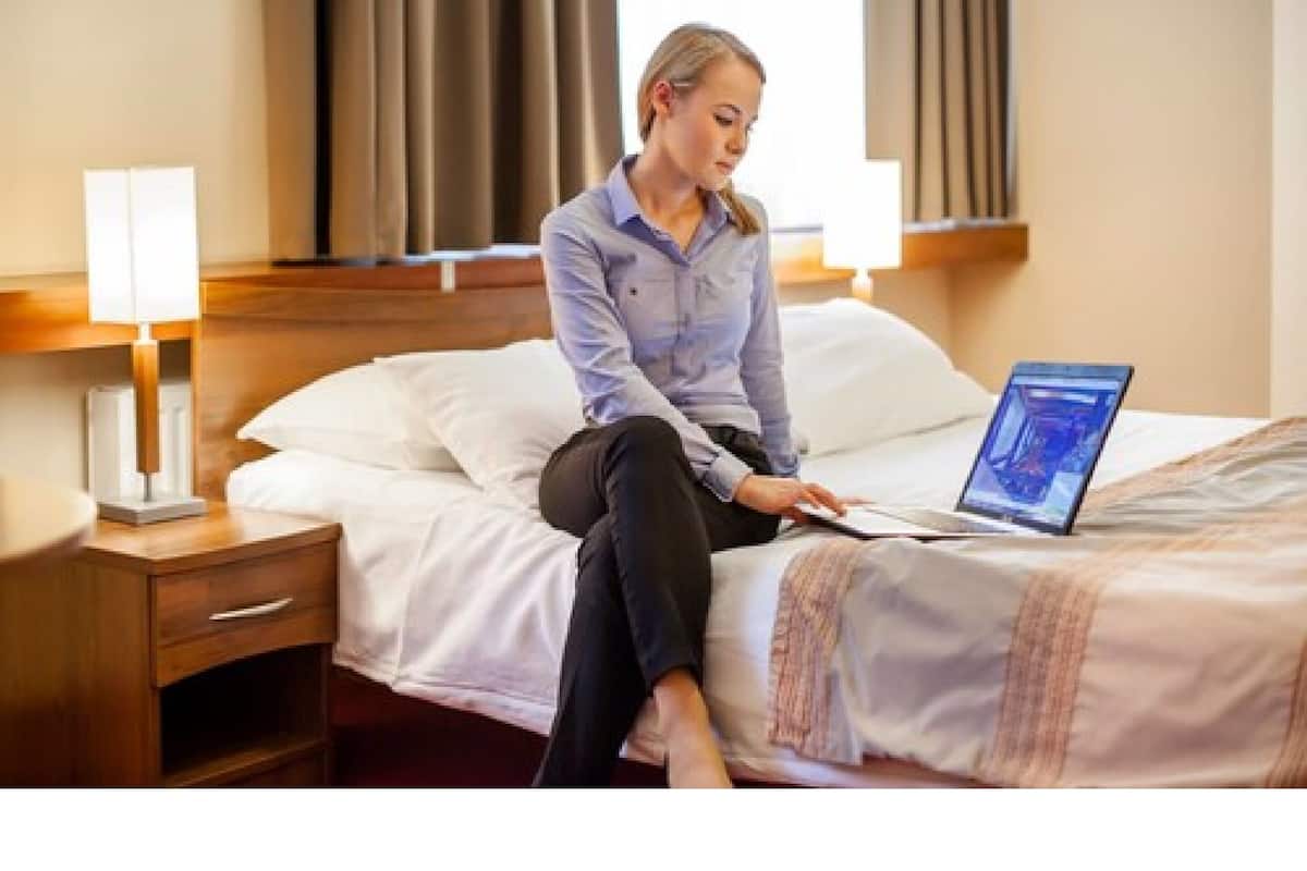 Escritorio, tabla de planchar con plancha, wifi gratis y ropa de cama