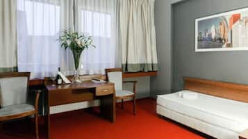 Twin Room | Desk, iron/ironing board, free WiFi, bed sheets