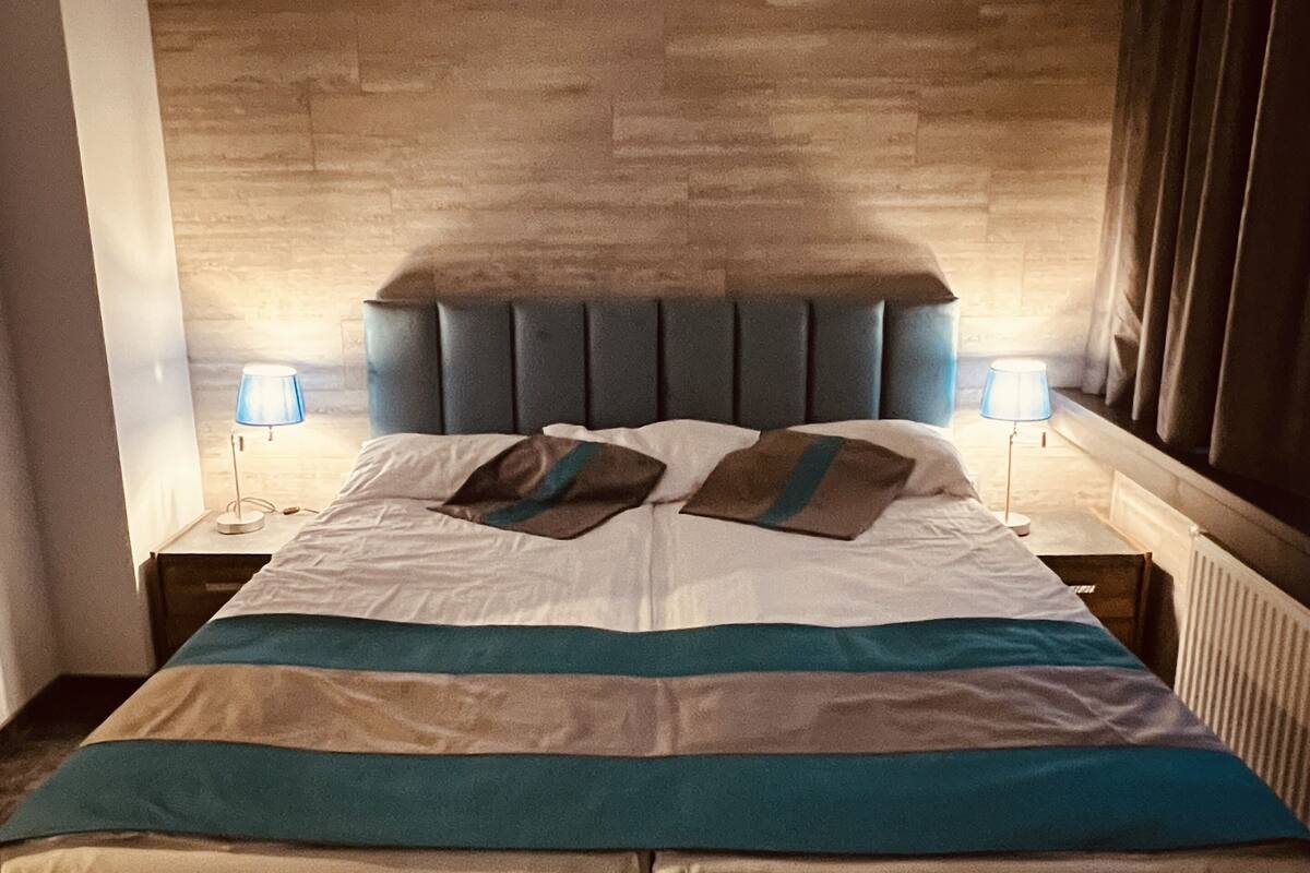 Escritorio, tabla de planchar con plancha, wifi gratis y ropa de cama 