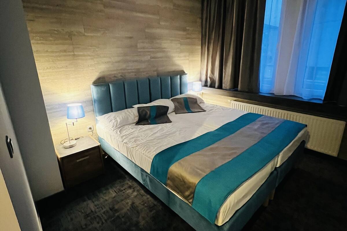 Escritorio, tabla de planchar con plancha, wifi gratis y ropa de cama 
