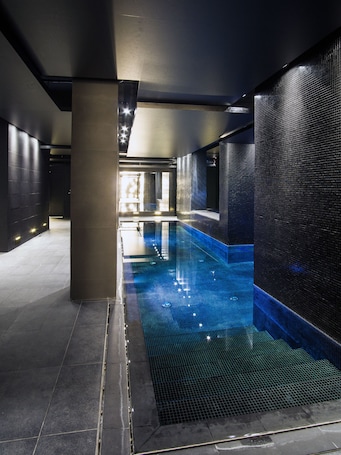 Una piscina techada. mHotel