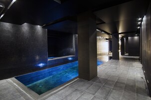 Una piscina cubierta