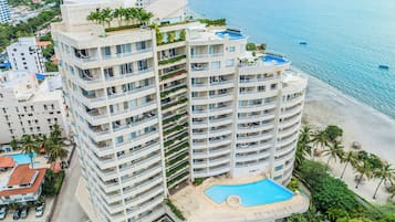 Vista frontal de la propiedad