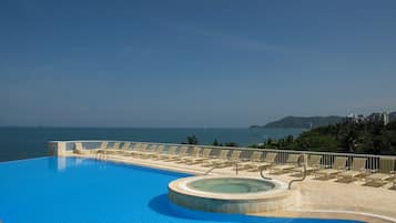 4 piscinas al aire libre, sombrillas, sillones reclinables de piscina