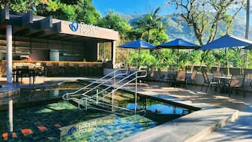 Piscina coperta, ombrelloni da piscina, lettini