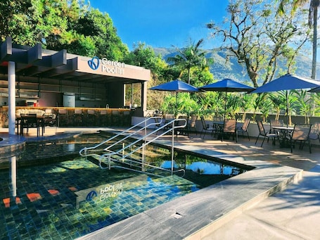 Una piscina cubierta (de 10:00 a 22:00), sombrillas, tumbonas. Minas Garden Hotel