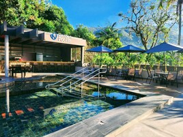 Piscina interna, funciona das 10h às 22h, guarda-sóis, espreguiçadeiras