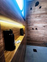 Quarto superluxo | Banheiro | Chuveiro, secador de cabelo, toalhas de banho 