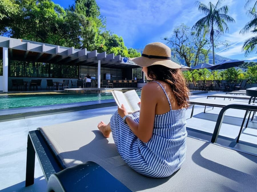 Piscina interna, funciona das 10h às 22h, guarda-sóis, espreguiçadeiras
