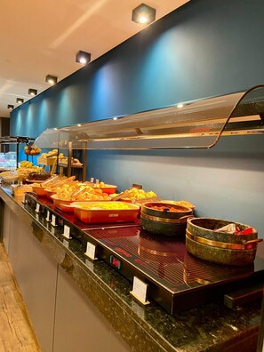 Free daily buffet breakfast  - Minas Garden Hotel (Poços de Caldas)