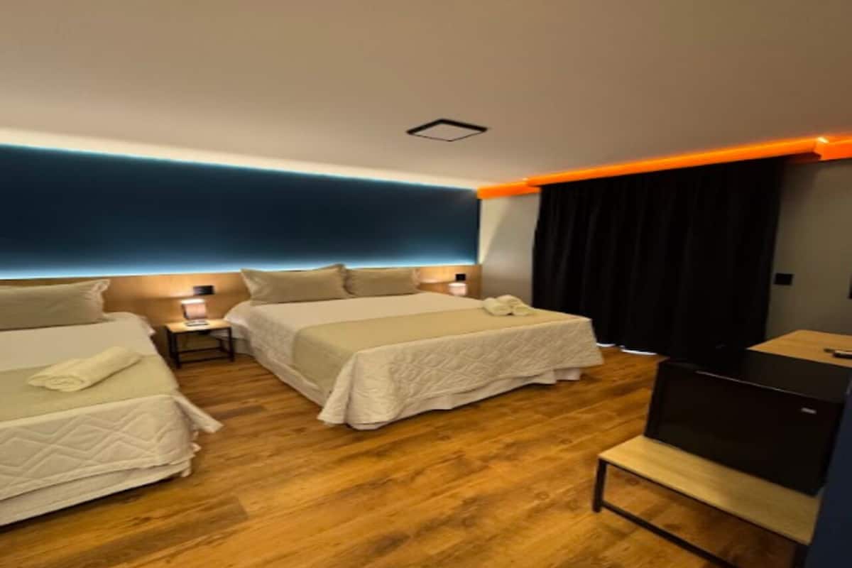 Deluxe kamer | Lakens van Egyptisch katoen, een minibar, een kluis op de kamer