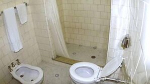Shower, free toiletries - Ambassy Hotel (Belo Horizonte)