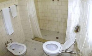 Chuveiro, produtos de toalete grátis