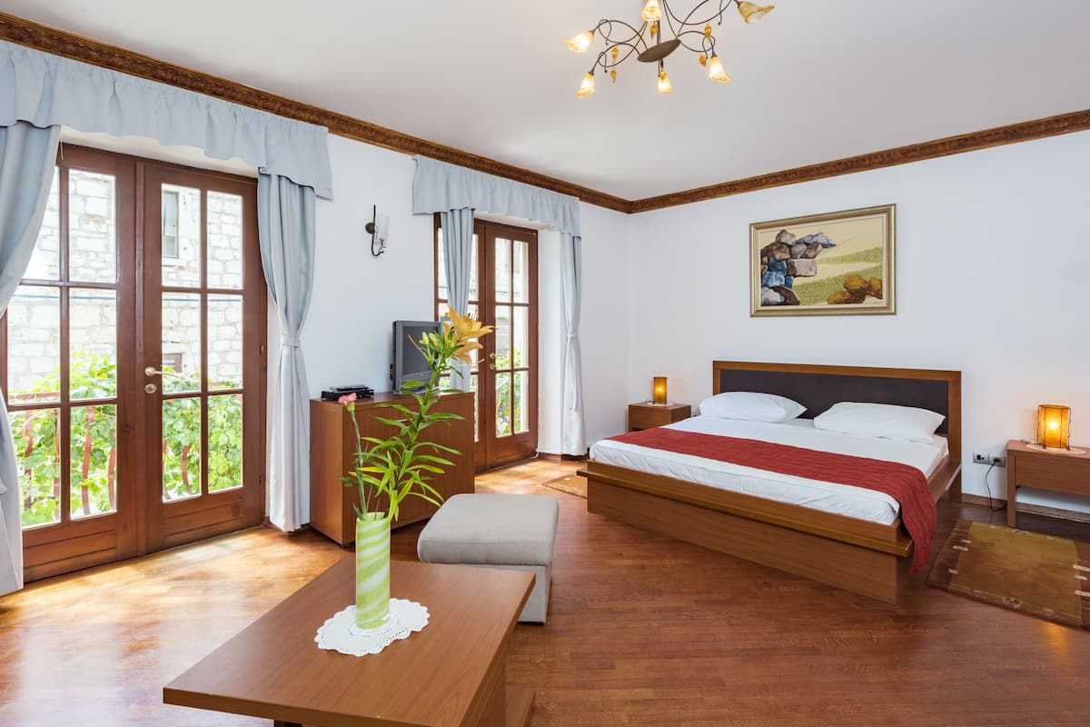 junior suite, 1 bedroom, non smoking, private bathroom | living room | plasma tv, dvd player