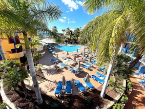 Piscina externa, funciona das 10h às 18h, guarda-sóis, espreguiçadeiras