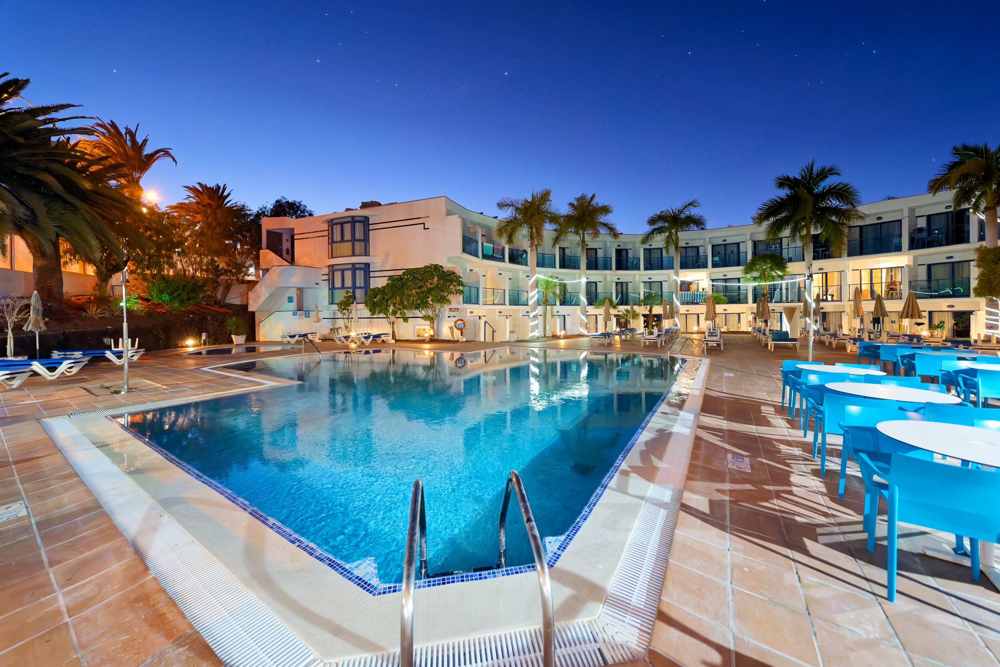 Una piscina al aire libre (de 10:00 a 18:00), sombrillas, tumbonas