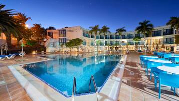 Una piscina al aire libre (de 10:00 a 18:00), sombrillas, tumbonas