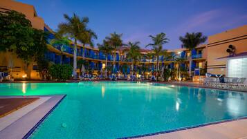 Udendørs pool, åben fra kl. 10.00 til kl. 18.00, parasoller, liggestole