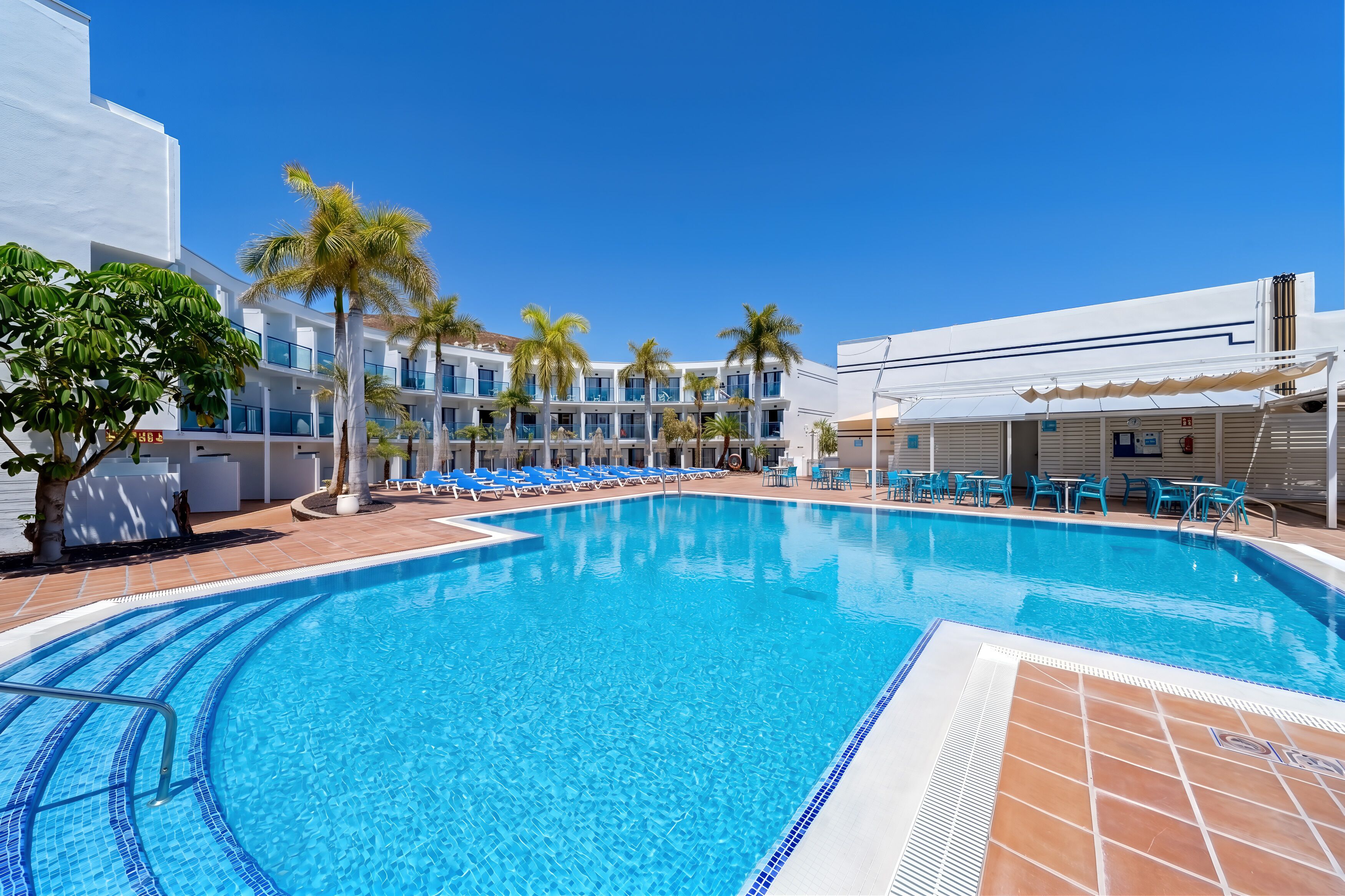 Una piscina al aire libre (de 10:00 a 18:00), sombrillas, tumbonas
