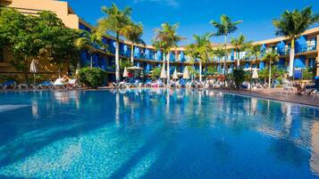 حمّام سباحة خارجي، مظلات على حمّام السباحة، مقاعد للتشمس