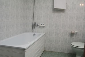 Appartement Standard, 1 chambre | Salle de bain | Douche, serviettes fournies