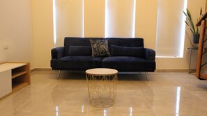 Toetasjesleilighet – deluxe | Oppholdsområde | Smart-TV